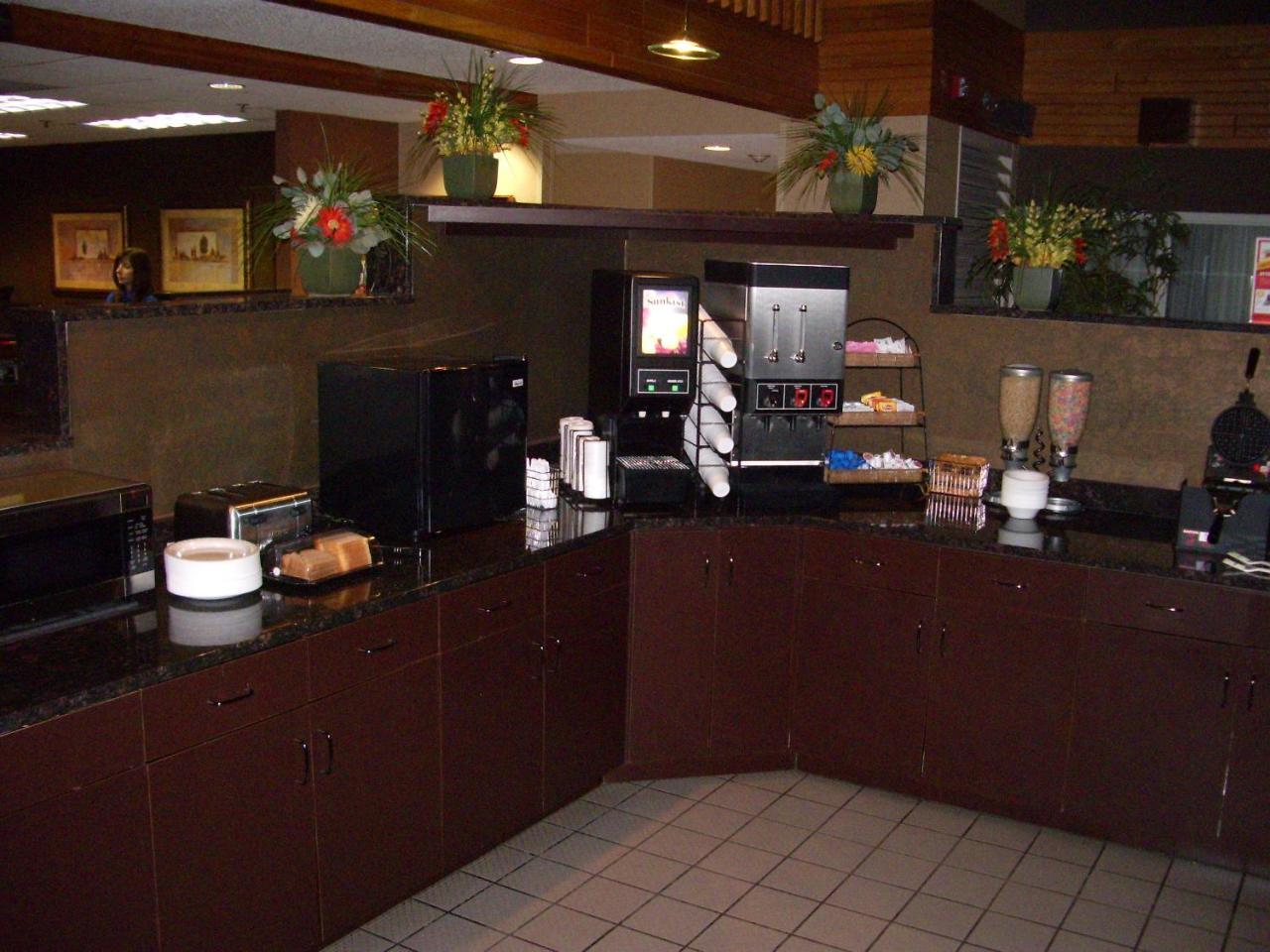 C'Mon Inn & Suites Fargo Exterior photo